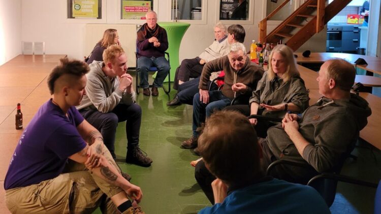 Viele Menschen unterhalten sich bei den Leverkusener GRÜNEN.