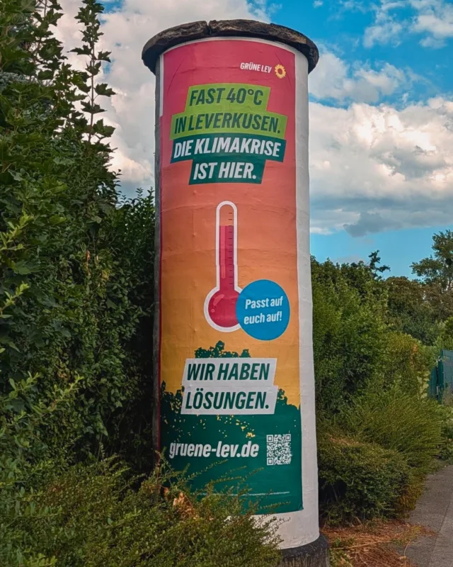 Sind euch unsere Plakate schon aufgefallen? 👀
Seit dieser Woche hängen sie an 22 Ganzsäulen in ganz Leverkusen.

Im Juni wurden in Leverkusen Temperaturen von fast 40 Grad erreicht. Anfang August fiel der Rhein am Kölner Pegel auf den niedrigsten Stand seit Beginn der Aufzeichnungen. Hitze, Trockenheit und Niedrigwasser zeigen: Die Klimakrise ist längst bei uns angekommen.

Wir fordern daher, uns hier in Leverkusen konkret gegen die zunehmende Hitzebelastung zu wappnen: Wir brauchen mehr Bäume und Stadtgrün, mehr Schatten, begrünte Dächer und Fassaden sowie weniger versiegelte Flächen. Das kühlt unsere Stadt, schützt besonders gefährdete Menschen und hilft Böden, Regenwasser besser aufzunehmen.

Gleichzeitig gilt: Kommunaler Hitzeschutz allein reicht nicht. Damit extreme Hitze, Trockenperioden und Niedrigwasser nicht immer häufiger und heftiger werden, brauchen wir weiterhin konsequenten Klimaschutz auf allen politischen Ebenen.

Habt ihr schon eines unserer Plakate entdeckt? Schreibt uns gerne, wo! 🌻