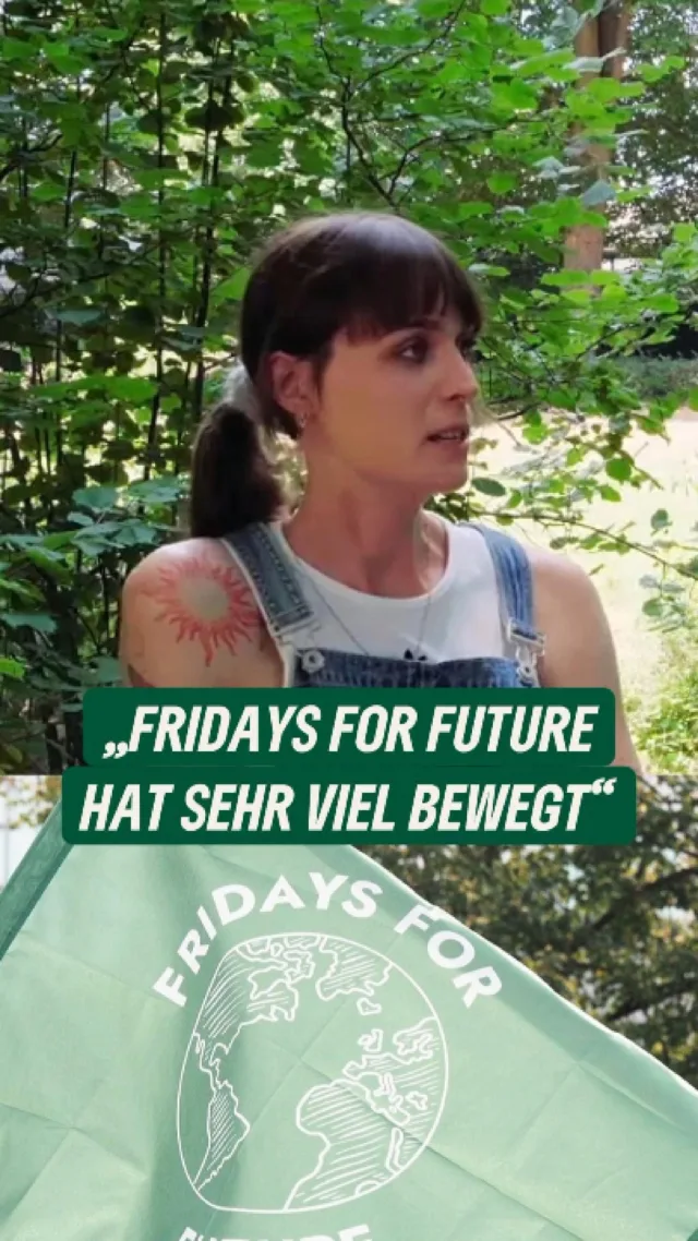 Politik passiert nicht nur im Bundestag – und Demokratie ist mehr als ein Kreuz alle paar Jahre. Bewegungen wie Fridays for Future haben gezeigt, wie viel gesellschaftlicher Druck verändern kann.

@nykeslawik spricht in der neuen Folge von EIN POD VOLL GRÜNES darüber, warum es sich lohnt, sich einzumischen – auf Demos, in Initiativen, Vereinen oder Parteien. 🎙️💚

Jetzt auf YouTube, Spotify, Apple Podcasts und überall, wo es Podcasts gibt.
