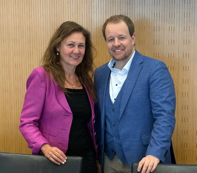 Herzlichen Glückwunsch, Sascha Inderwisch!

Der Rat der Stadt Leverkusen hat Sascha Inderwisch heute mit großer Mehrheit zum neuen Stadtkämmerer gewählt. Ab spätestens 1. Oktober übernimmt er die Verantwortung für das Finanzdezernat der Stadt Leverkusen⁠.

Gerade in der aktuell schwierigen Haushaltslage wartet eine anspruchsvolle Aufgabe. Wir gratulieren herzlich zur Wahl, wünschen viel Erfolg, Ausdauer und ein gutes Gespür für die richtigen Entscheidungen – und freuen uns auf eine konstruktive Zusammenarbeit.

Alles Gute für das neue Amt! 🌻