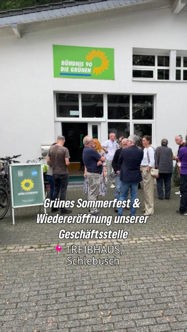 Über 70 Leute im Treibhaus – damit war es am Samstag zeitweise ganz schön voll. 😄

Nach einigen Monaten Renovierung haben wir unsere Geschäftsstelle in Schlebusch wiedereröffnet. Zum Start gab es Grußworte von unserer Sprecherin Jule Länder, unserer Stadträtin und Landtagskandidatin @rupy_david und unserer Bundestagsabgeordneten @nykeslawik.

Für Michael Hill gab es außerdem noch eine kleine Überraschung. Unser Schatzmeister hat die Renovierung in den vergangenen Monaten maßgeblich koordiniert und an vielen Stellen selbst mit angepackt. Die Verkleidung unserer Bühne ist zum Beispiel komplett sein Werk. Dafür gab es auf der Bühne ein verdientes Dankeschön. 💚

Danach wurde vor allem gequatscht, gegessen und angestoßen. Schön war auch, dass so viele Menschen aus der Leverkusener Stadtgesellschaft und aus anderen Parteien vorbeigekommen sind.

Danke an alle, die da waren – und an alle, die beim Umbau geholfen haben. War ein richtig schöner Nachmittag. 🌻